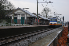 904549 Gezicht op het N.S.-station Den Dolder te Den Dolder, met langs het perron een electrisch treinstel Plan Y ( ...